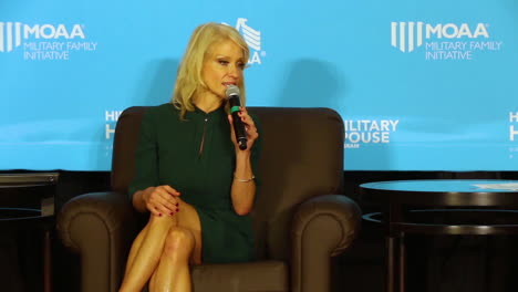 Kellyanne-Conway-Habla-En-Una-Reunión-De-Mujeres-Militares-En-2017-Sobre-Empresas-Familiares-Y-Emprendimiento