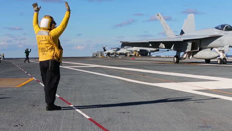 Flugzeugträger-Uss-Gerald-R-Ford-(Cvn-78)-Führt-Flugbetrieb-Mit-Jets-Landung-1