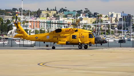 Un-Sector-De-La-Guardia-Costera-De-San-Diego-Mh60-Jayhawk-Tripulación-De-Helicóptero-De-Rescate-Aterriza-En-El-Sector-De-San-Diego