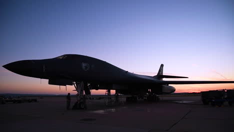 Lapso-De-Tiempo-De-Un-Bombardero-B1-En-La-Pista-Al-Atardecer