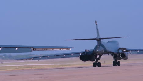 Amerikanische-B1B-Atombomber-Taxi-Auf-Der-Landebahn-Eines-Luftwaffenstützpunkts-1