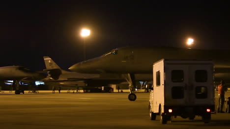 Amerikanische-B1B-Atombomber-Taxi-Auf-Der-Landebahn-Eines-Luftwaffenstützpunkts-In-Der-Nacht