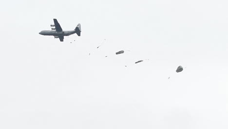 US-Armee-Fallschirmjäger-Stürzen-Bei-Einer-Großen-Militärübung-Aus-Einem-Flugzeug-Ab