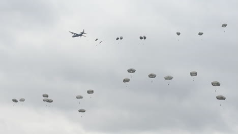 Los-Paracaidistas-Del-Ejército-Estadounidense-Se-Lanzan-En-Paracaídas-Desde-Un-Avión-En-Un-Gran-Ejercicio-Militar-1