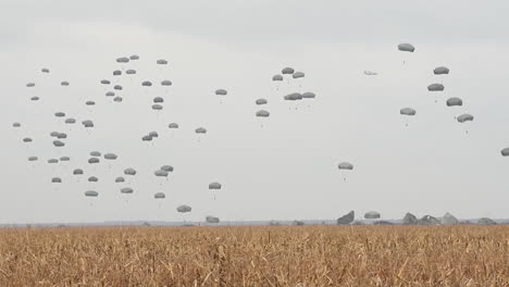 US-Armee-Fallschirmjäger-Fallschirmspringen-Aus-Einem-Flugzeug-In-Einer-Großen-Militärübung-2