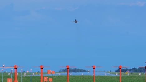 Avión-De-Combate-F22-Despegando-Desde-Una-Base-De-La-Fuerza-Aérea