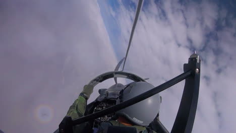 Un-T6-Texan-Ii-Desde-La-71a-Ala-De-Entrenamiento-De-Vuelo-De-La-Base-De-La-Fuerza-Aérea-De-Vance-Oklahoma-Realiza-Diversas-Maniobras-Acrobáticas-En-Los-Cielos-De-Oklahoma