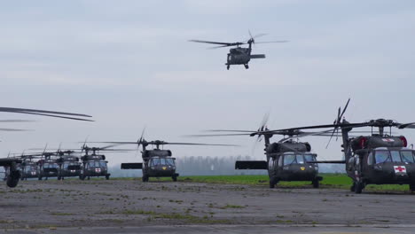 Black-Hawk-12-Ch47-Chinook-20ah64-Apache-Y-15-Hh60-Black-Hawk-Se-Organizan-En-El-Aeródromo-Antes-De-Salir-De-La-Base-Aérea-De-Chi-Vres-Bélgica