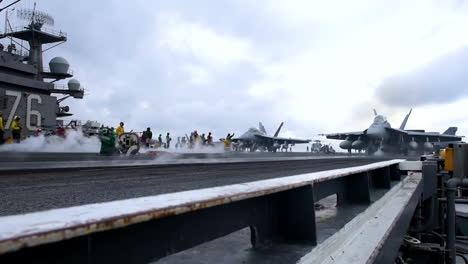 Aviones-De-La-Marina-Despegan-De-Un-Portaaviones-Estadounidense