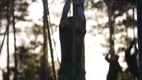 Los-Marines-Estadounidenses-Reciben-Un-Entrenamiento-Básico-Que-Incluye-Cuerdas-Para-Escalar.