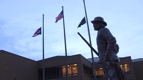 Zeitraffer-Der-Minuteman-Statue,-Die-Die-Nationalgarde-In-Eintracht-Darstellt-Ma-Represents