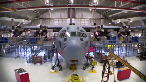 Zeitraffer-Von-C130-Hercules-Militärflugzeug-In-Einem-Hangar-Zur-Wartung