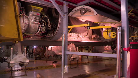 Lapso-De-Tiempo-Del-Avión-Militar-C130-Hercules-En-Un-Hangar-Para-Mantenimiento-2