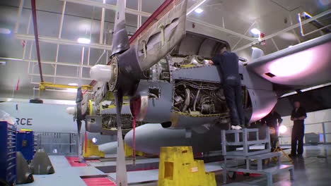 Zeitraffer-Von-C130-Hercules-Militärflugzeug-In-Einem-Hangar-Zur-Wartung-3