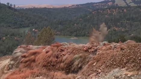 Plano-Lateral-De-Una-Explosión-De-Dinamita-Limpiando-Un-Canal-De-Agua-En-El-Proyecto-De-Reconstrucción-Del-Aliviadero-De-La-Presa-De-Oroville