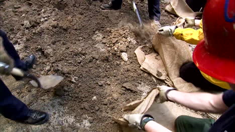 Mitglieder-Des-California-Conservation-Corps-Füllen-Sandsäcke-Während-Eines-Großen-Überschwemmungsereignisses-1