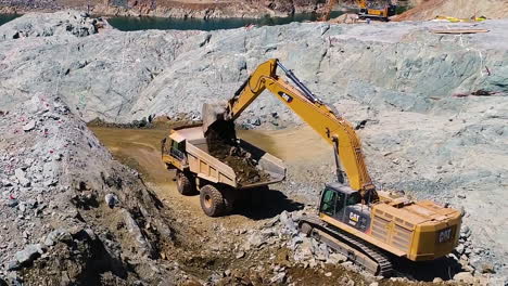 Antenne-Von-Arbeitern-Und-Ausrüstung-Auf-Der-Baustelle-Eines-Neuen-Überlaufs-Am-Oroville-Dam-California-1