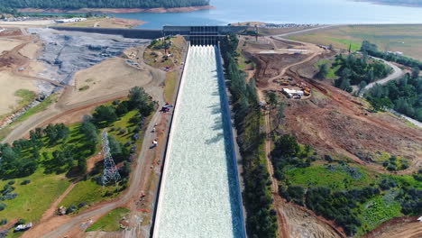 Spektakuläre-Wasseraufnahme,-Die-Durch-Den-Restaurierten-Neuen-Überlauf-Am-Oroville-Dam-California-3-.-Fließt