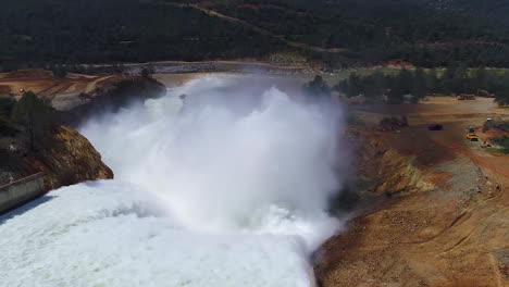 Spektakuläre-Wasseraufnahmen,-Die-Durch-Den-Restaurierten-Neuen-Überlauf-Am-Oroville-Dam-In-Kalifornien-Fließen