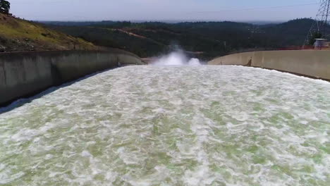 Spektakuläre-Wasseraufnahmen,-Die-Durch-Den-Restaurierten-Neuen-Überlauf-Am-Oroville-Dam-California-1-.-Fließen