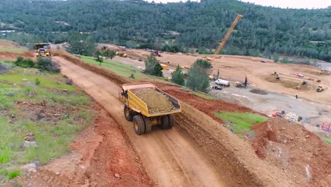 Antenne-Von-Arbeitern-Und-Ausrüstung-Auf-Der-Baustelle-Eines-Neuen-Überlaufs-Am-Oroville-Dam-California-10