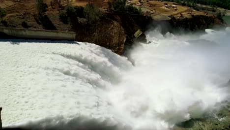 Spektakuläre-Wasseraufnahmen,-Die-Durch-Den-Restaurierten-Neuen-Überlauf-Am-Oroville-Dam-California-3-.-Fließen