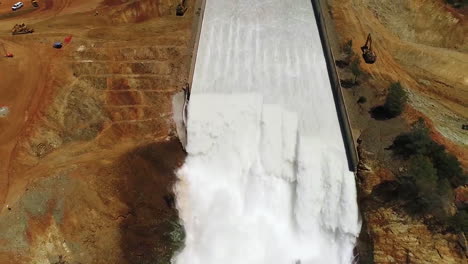Spektakuläre-Wasseraufnahmen,-Die-Durch-Den-Restaurierten-Neuen-Überlauf-Am-Oroville-Dam-California-5dam-Fließen