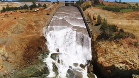 Spektakuläre-Wasseraufnahmen,-Die-Durch-Den-Restaurierten-Neuen-Überlauf-Am-Oroville-Dam-California-6-Fließen
