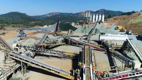 Antenne-Von-Arbeitern-Und-Ausrüstung-Auf-Der-Baustelle-Eines-Neuen-Überlaufs-Am-Oroville-Dam-California-15