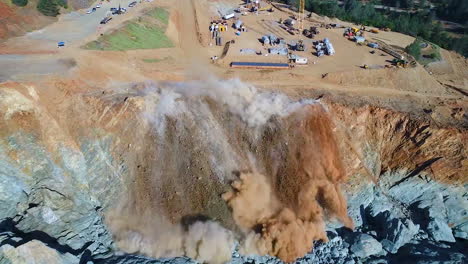 Antena-Sobre-Una-Explosión-De-Dinamita-Limpiando-Un-Canal-De-Agua-En-El-Proyecto-De-Reconstrucción-Del-Aliviadero-De-La-Presa-De-Oroville-3