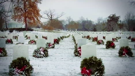 Las-Tumbas-En-El-Cementerio-Nacional-De-Arlington-Se-Ven-En-El-Invierno,-Cada-Una-Decorada-Con-Una-Corona