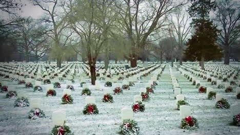 Ein-Panorama-Auf-Dem-Arlington-National-Cemetery-Zeigt-Jedes-Grab,-Das-Im-Winter-Mit-Einem-Kranz-Versehen-Ist