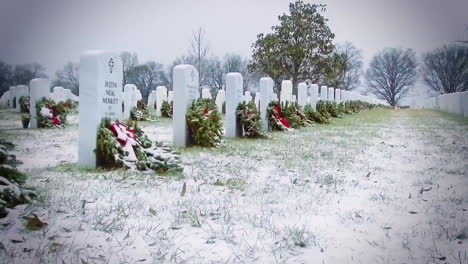 Las-Tumbas-En-El-Cementerio-Nacional-De-Arlington-Se-Ven-En-El-Invierno,-Cada-Una-Decorada-Con-Una-Corona-1