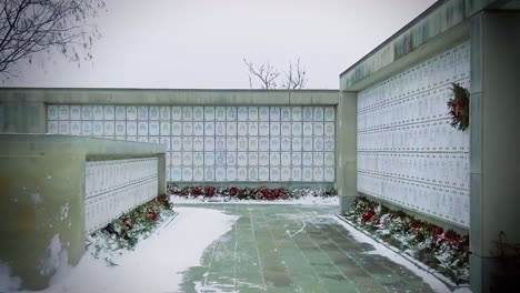 Las-Paredes-Del-Columbario-En-El-Cementerio-Nacional-De-Arlington-Se-Muestran-En-Invierno-Decoradas-Con-Coronas