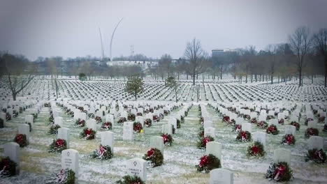 Las-Tumbas-De-Los-Cristianos-En-El-Cementerio-Nacional-De-Arlington-Reciben-Coronas-Navideñas-En-Invierno