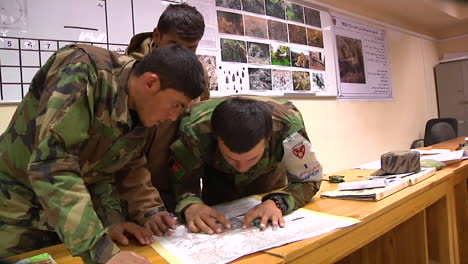 Soldados-Estudian-Mapas-En-El-Campamento-Morehead-Como-Parte-De-Un-Curso-De-Entrenamiento-Para-Unirse-A-Las-Filas-Del-Comando-De-Las-Fuerzas-Especiales-Afganas