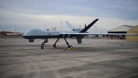 Männer-Der-Texas-Nationalgarde-Beobachten-Das-Mq9-Reaper-Taxi-In-Ellington-Field