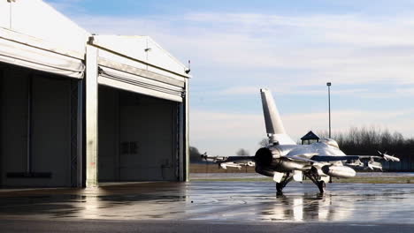 Jets-Der-Königlichen-Dänischen-Luftwaffe-Werden-In-Hangars-Des-_iauliai-Air-Base-In-Litauen-Gelenkt