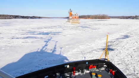 Un-Cortador-De-La-Guardia-Costera-Rompe-El-Hielo-A-Lo-Largo-Del-Río-Hudson-En-El-Norte-Del-Estado-De-Nueva-York