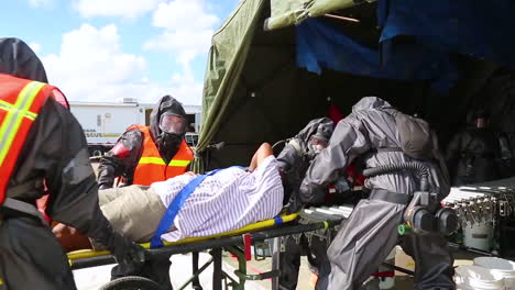 Voluntarios-Con-Heridas-Simuladas-Son-Tratados-Por-Bomberos-De-Miamidade-Y-Soldados-Estadounidenses-En-Un-Ejercicio-De-Entrenamiento-Conjunto