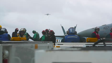 Matrosen-Sehen-Einem-US-Marineflugzeug-Beim-Abheben-Von-Der-Uss-Gerald-Ford-Zu