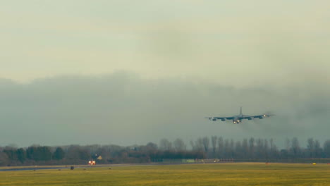 Un-B52h-Aterriza-En-La-Base-Aérea-De-Fairford-En-Inglaterra