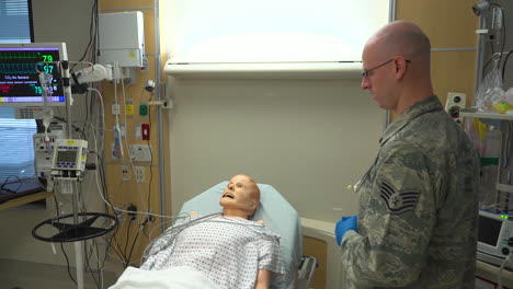 Usaf-Ärzte-In-Ausbildung-Arbeiten-An-Einer-Schaufensterpuppe-In-Einem-Krankenhausbett