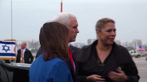 Mike-Y-Karen-Pence-Se-Despiden-De-Los-Dignatarios-Israelíes-Antes-De-Abordar-Su-Avión-En-El-Aeropuerto-Ben-Gurion.