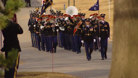 Una-Banda-Militar-Inicia-Una-Procesión-En-Honor-Al-Sargento-De-Primera-Clase-Del-Ejército-Estadounidense-Mihail-Golin-Antes-De-Ser-Enterrado-En-Arlington