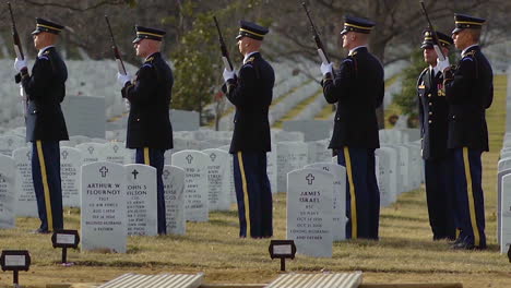 Los-Soldados-Estadounidenses-Ofrecen-Un-Saludo-De-Pistola-En-Un-Entierro-De-Arlington