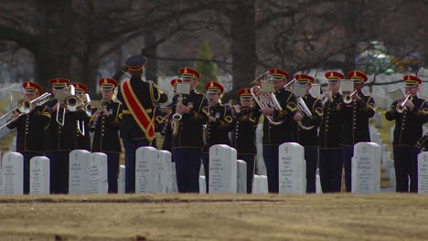 Eine-Militärkapelle-Spielt-&quot;&quot;America-The-Beautiful&quot;&quot;-Bei-Der-Beerdigung-Von-Sgt-Mihail-Golins-In-Arlington,-Während-Die-Flagge-Gefaltet-Wird
