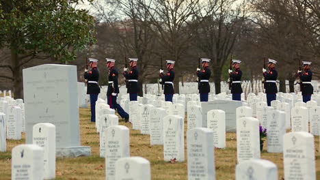 Los-Marines-Estadounidenses-Ofrecen-Un-Saludo-De-Tres-Volley-En-Honor-De-La-Sargento-Catherine-Murray-En-Arlington