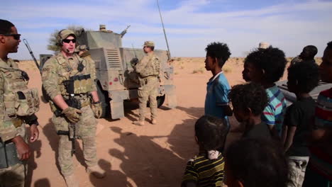 Männer-Und-Frauen-Des-Usaf-435th-Air-Expeditionary-Wings-Sind-Freundlich-Mit-Kindern-Auf-Der-Nigerianischen-Air-Base