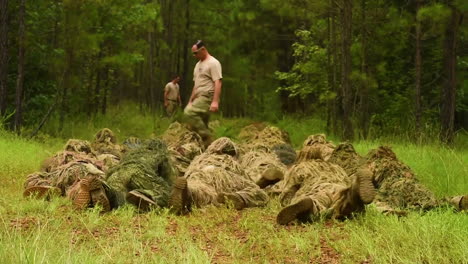 Soldaten-Der-Scharfschützenschule-Fort-Bennings-Kriechen-In-Ihren-Ghillie-Anzügen-In-Richtung-Eines-Waldes